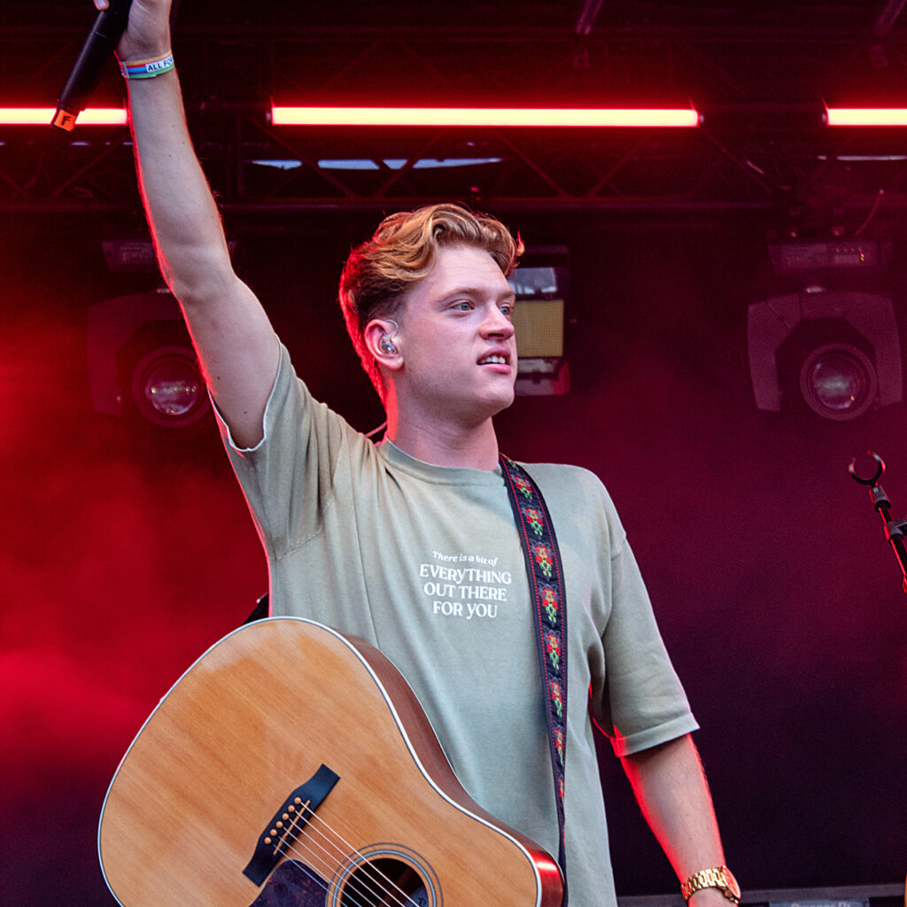 Jérémie Vrielynck laat de sfeer stijgen met de klassiek ‘Bouw een Brug’ © Cassandra Simons